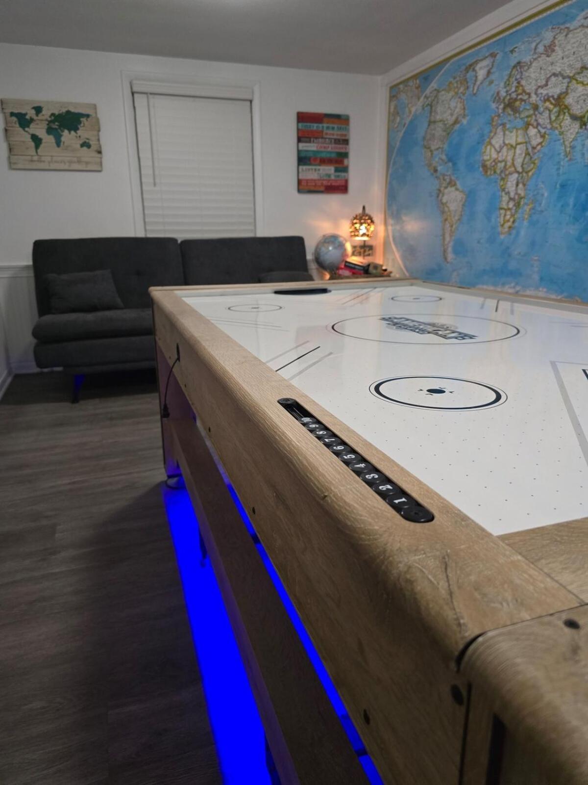904 Nomad's Nest Mid-century Modern Entertainment With Vibes, 2 Mega Gamerooms, Pingpong, Pooltable, Gym, Patio Ferienhaus